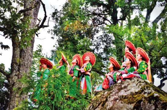 花瑶“呜哇山歌”被称作“民歌中的绝唱”。花瑶男女们在山间劳作或是闲暇时会以对歌的方式进行交流，歌词可以即兴发挥，看到什么唱什么，想到什么唱什么，只要能够把自己的情感表达出来就行。