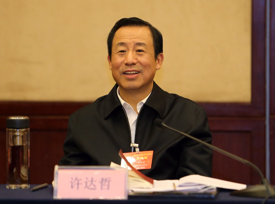 坚持五个"优先" 1月14日上午,省委副书记,省长许达哲在永州市代表团