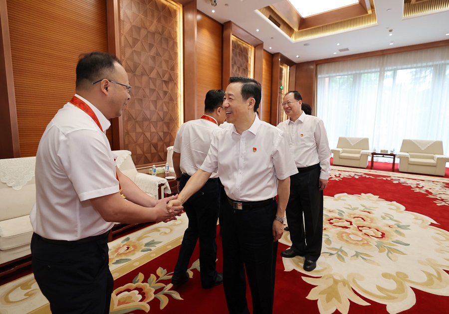 许达哲会见我省受表彰全国优秀县委书记