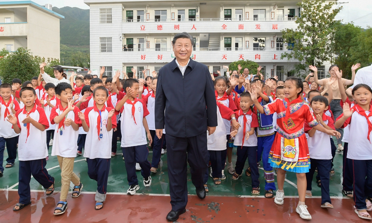 郴州市汝城县文明瑶族乡第一片小学，师生们簇拥着习近平步出校园